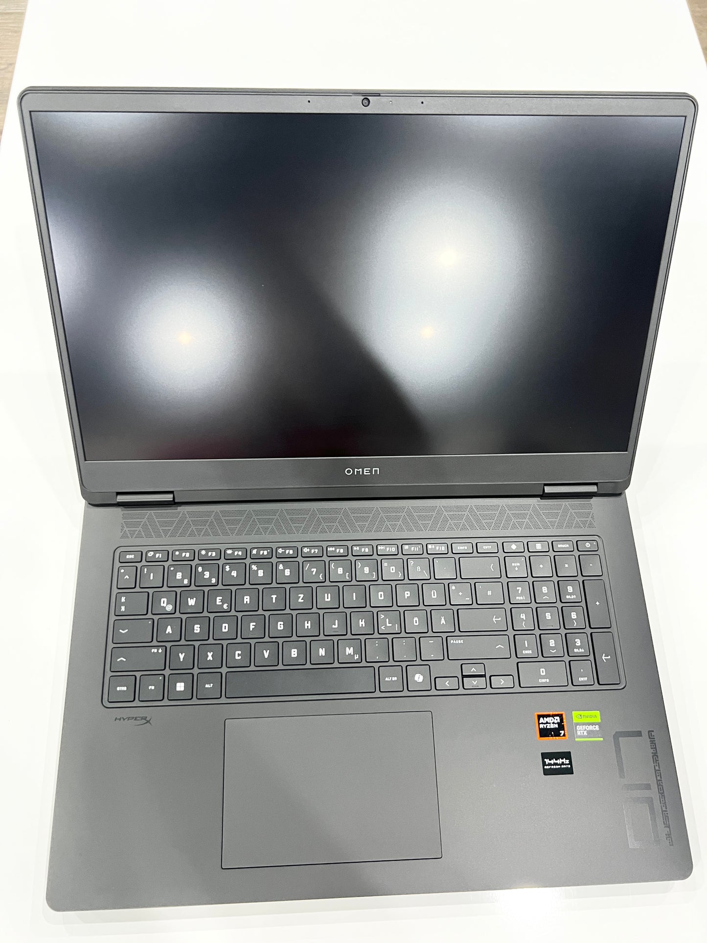 HP OMEN Gaming 17 Ryzen 7 8845HS-RTX 4060 8G